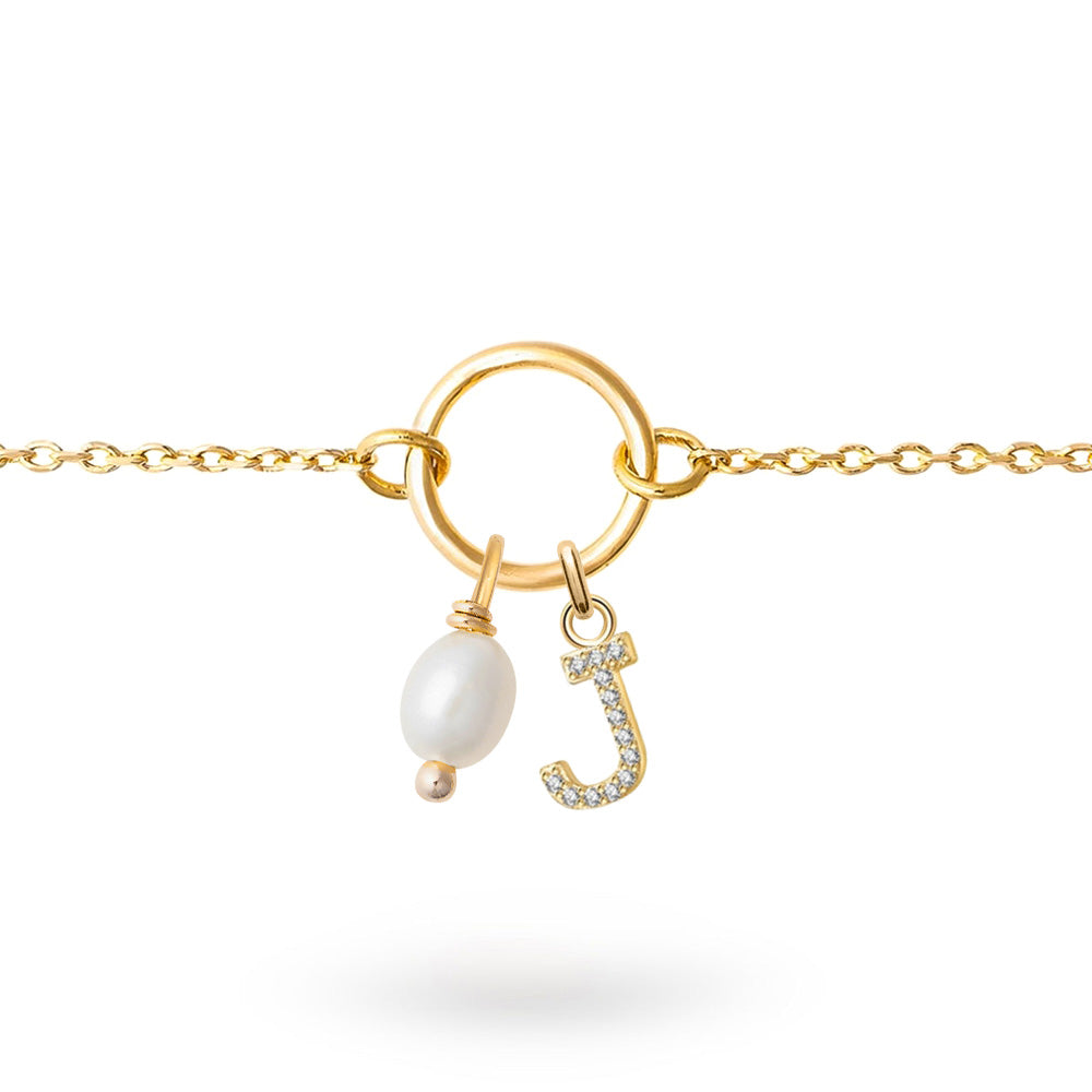 Bracelet personnalisable doré initiales et charms Thelya - Bijou sur fond blanc