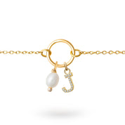 Bracelet personnalisable doré initiales et charms Thelya - Bijou sur fond blanc