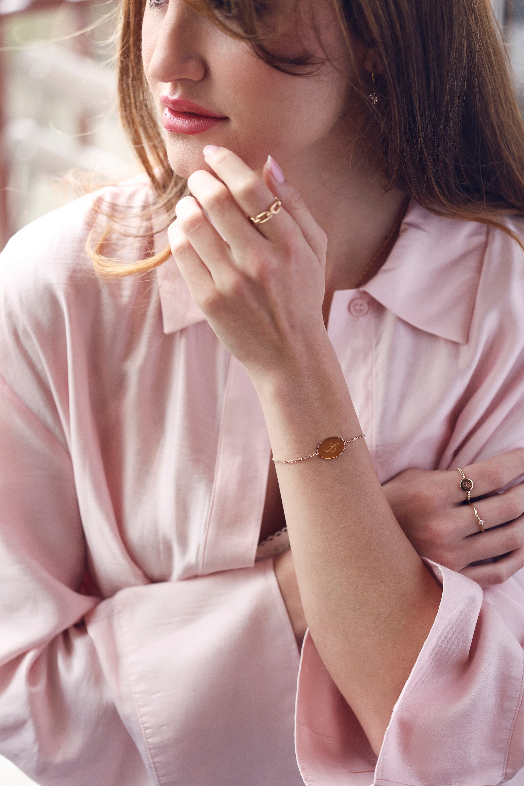 Bracelet personnalisable doré Katie chaîne fine et médaille ovale à graver - Bijou porté