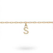 Bracelet personnalisable doré initiales et charms Castille - Bijou sur fond blanc