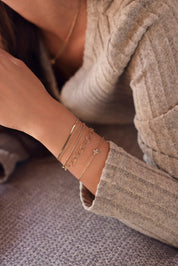 Bracelet triple doré Annick composé de chaînes miroir - Bijou porté
