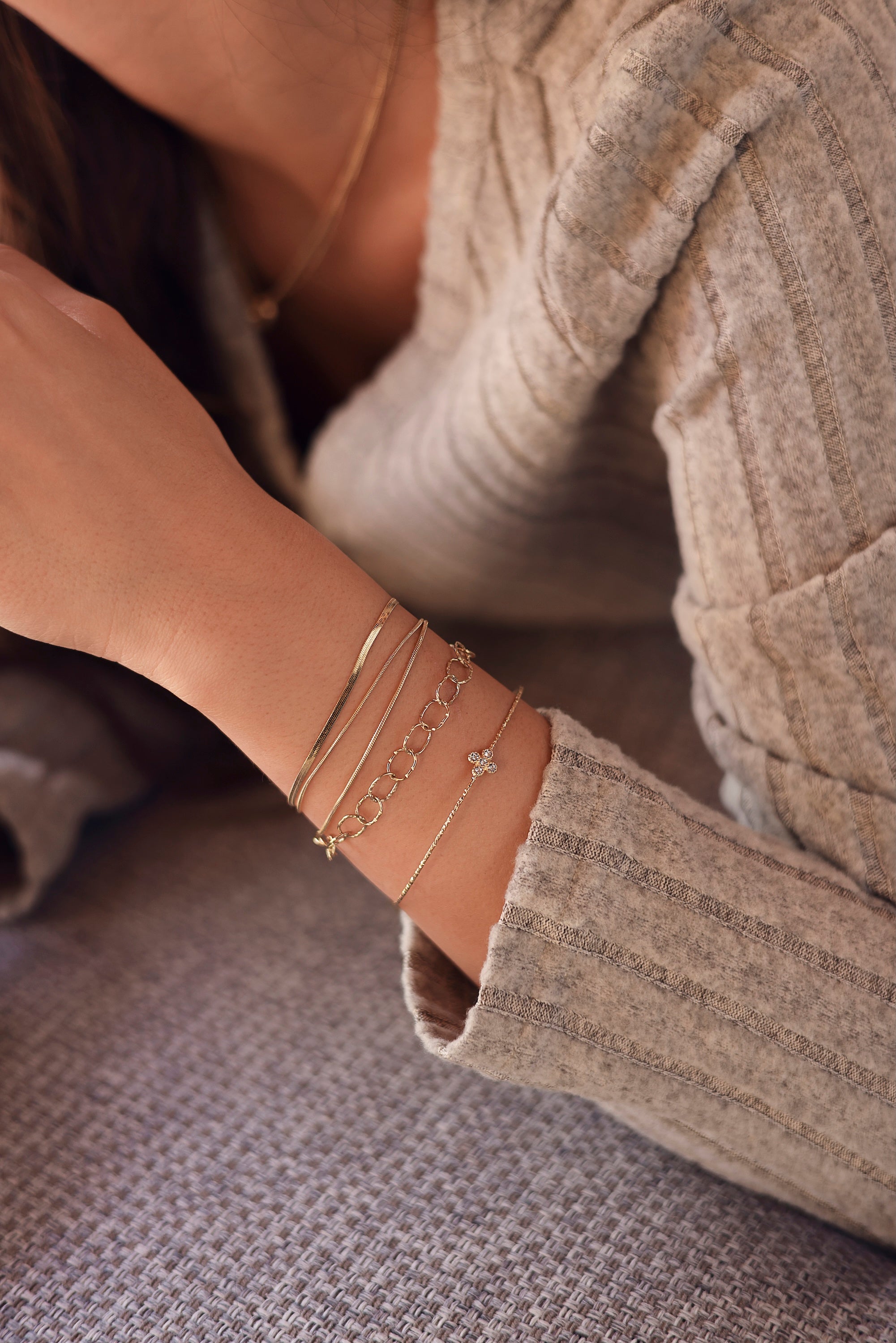 Bracelet triple doré Annick composé de chaînes miroir - Bijou porté
