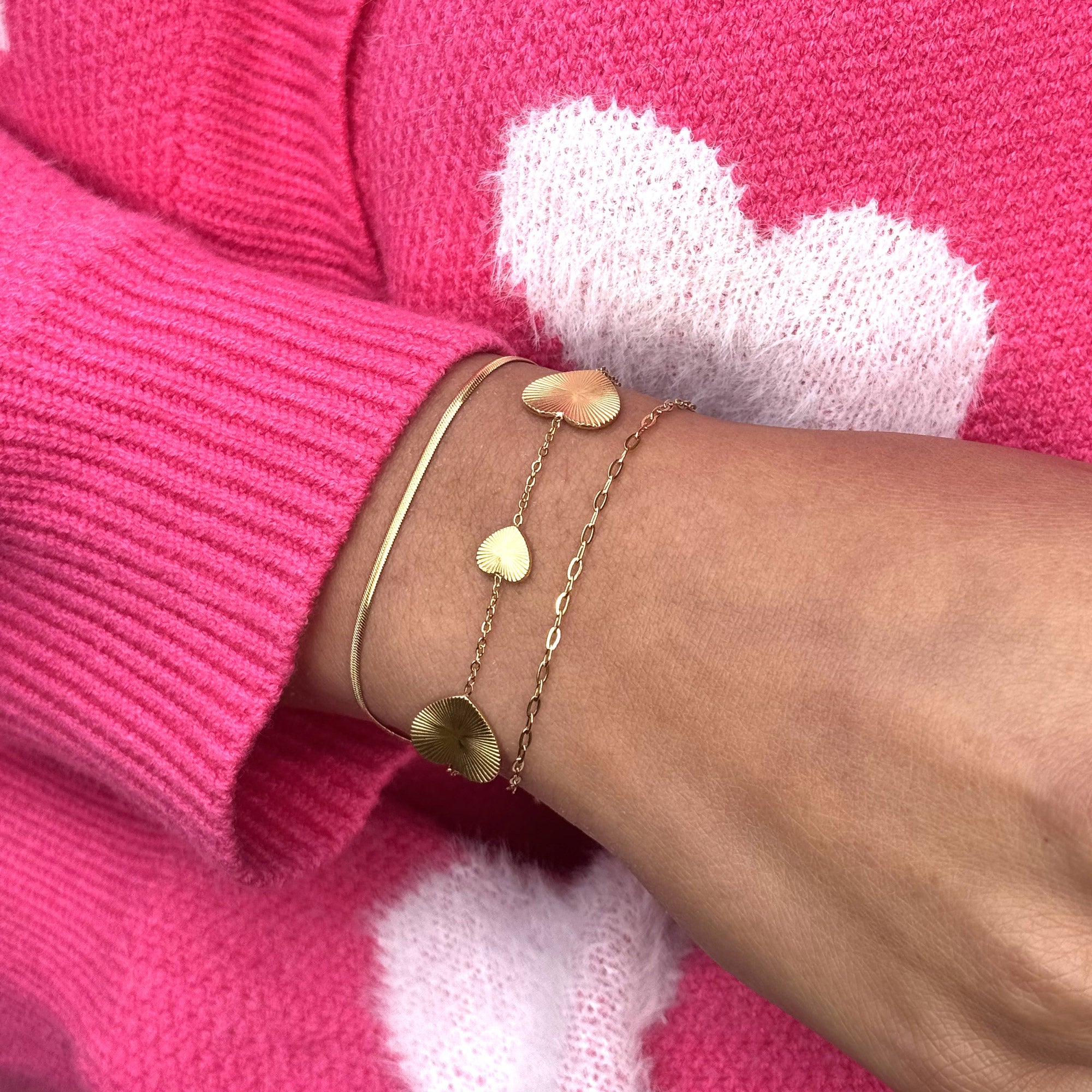 Bracelet triple doré cœurs, chaîne miroir et maille fine Milana - Bijou porté