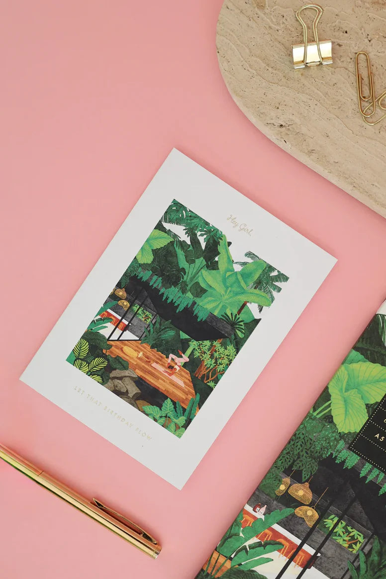 Carte d'anniversaire en papier naturel blanc avec une fille qui fait du yoga - Papeterie