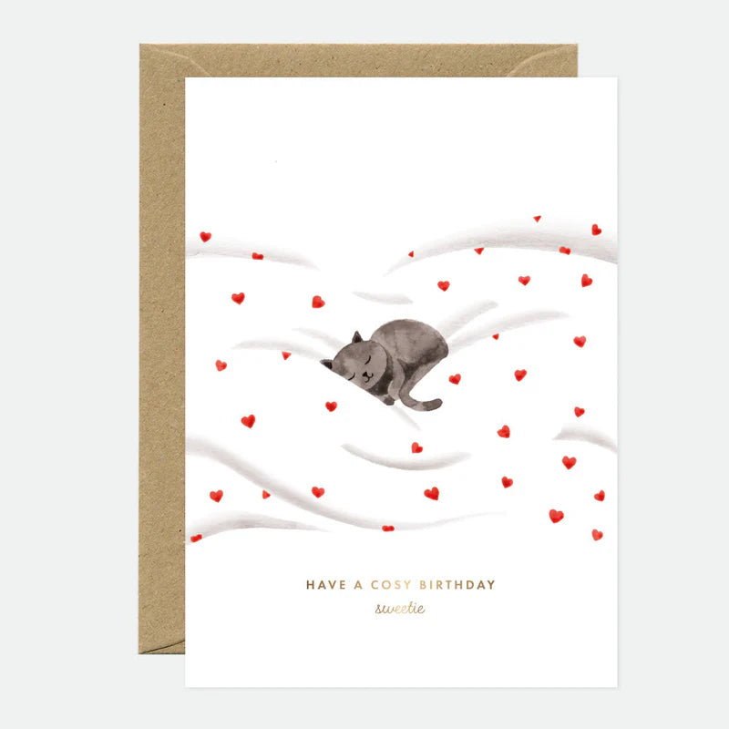 Carte d'anniversaire en papier naturel blanc Cosy cat avec un chat qui dort dans des draps blanc avec des coeurs rouges - Papeterie