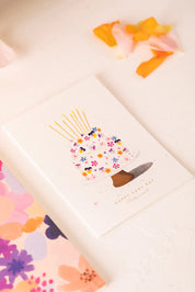 Carte d'anniversaire en papier naturel blanc gâteau avec des fleurs - Papeterie