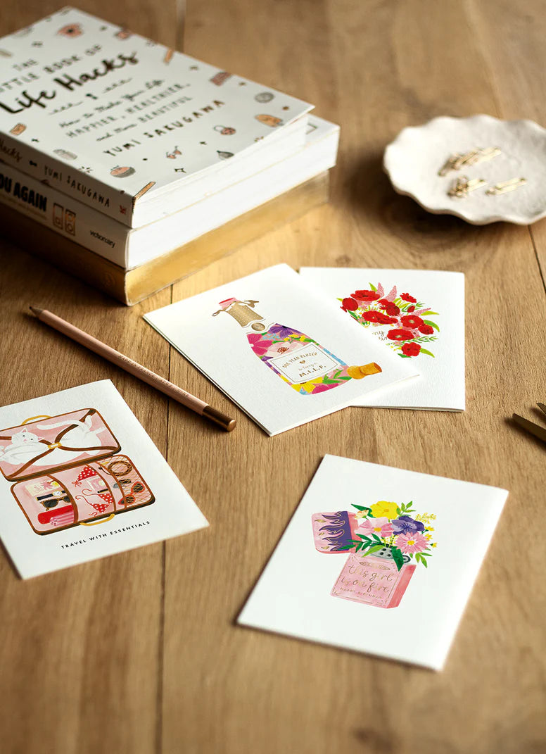 Carte d'anniversaire en papier naturel blanc briquet qui allume des fleurs avec plusieurs cartes sur une table en bois