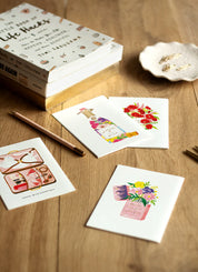  Carte d'anniversaire en papier naturel blanc briquet qui allume des fleurs avec plusieurs cartes sur une table en bois