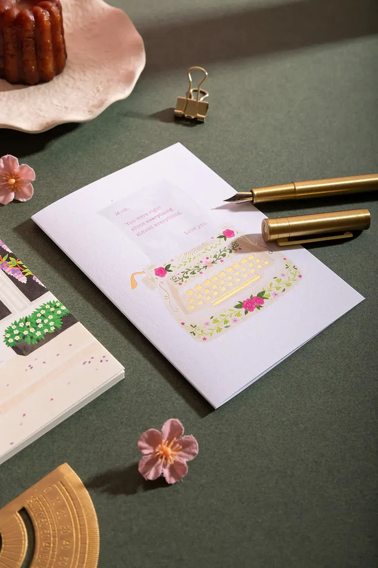 Carte pour la fête des mères en papier naturel blanc avec une machine à écrire - Papeterie