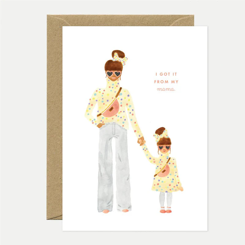 Carte pour la fête des mères en papier naturel blanc avec une maman et sa fille qui se tiennent la main et qui sont habillée de la même manière - Papeterie