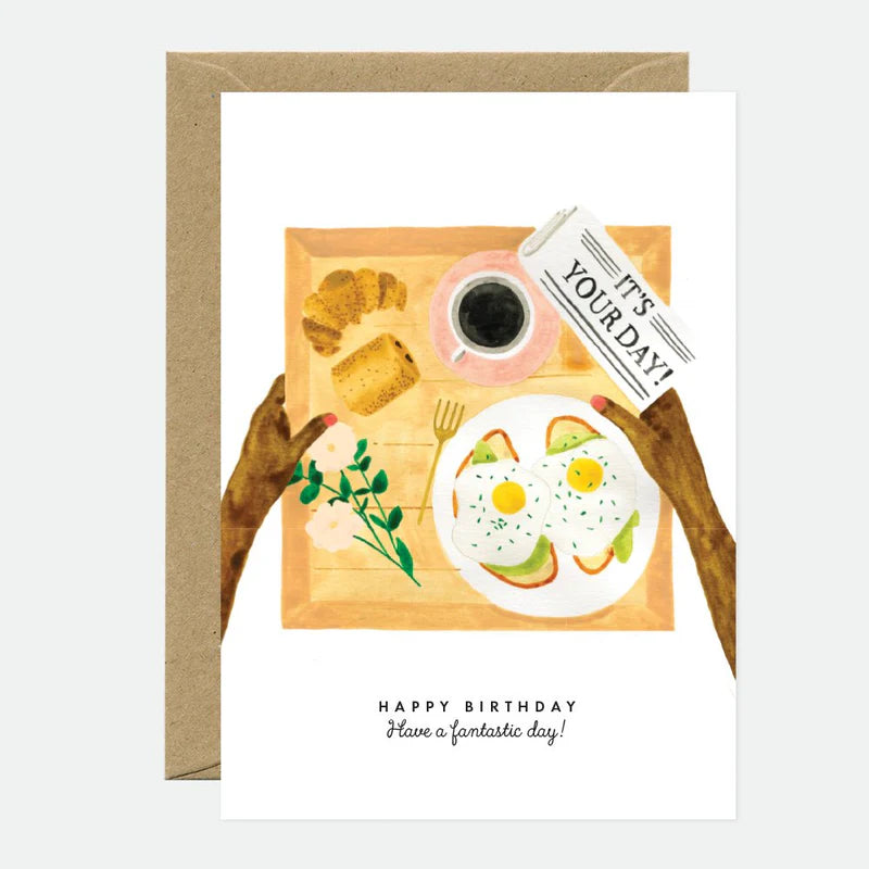 Carte d'anniversaire en papier naturel blanc avec un plateau de petit déjeuner et un journal avec écrit "it's your Day !" - Papeterie