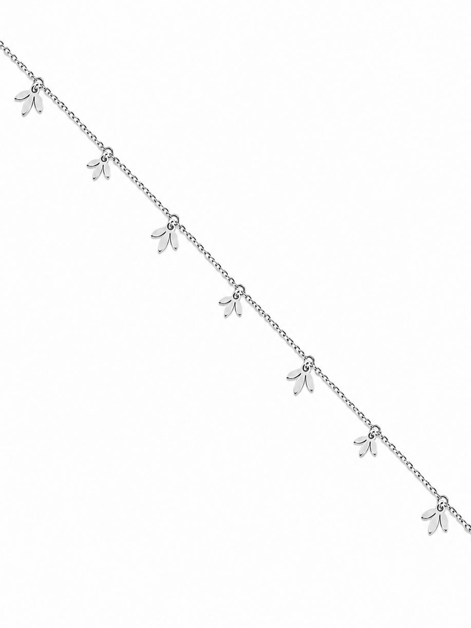 Chaîne de cheville argentée Thalia feuille pampilles feuilles - Bijou sur fond blanc