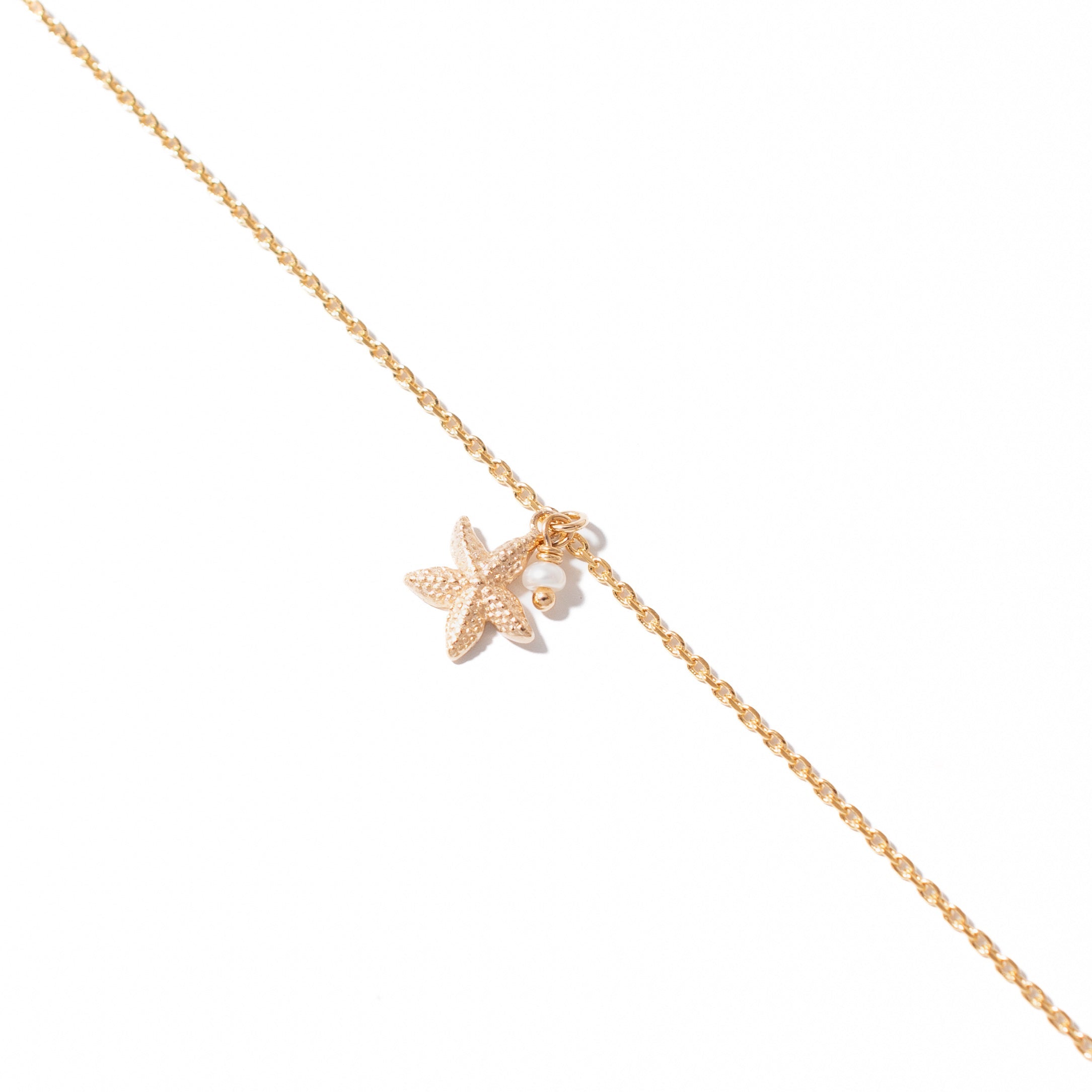 Chaîne de cheville Dewi pendentif étoile de mer et nacre - Bijou photographié sur fond blanc