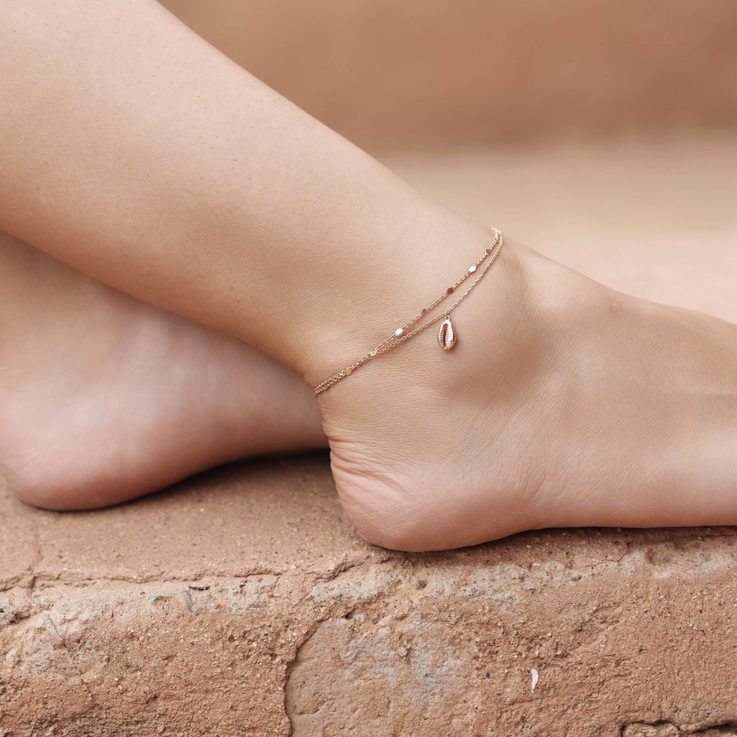Chaîne de cheville dorée Cauri avec pendentif coquillage - Bijou porté