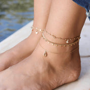 Chaîne de cheville dorée Cauri avec pendentif coquillage - Bijou porté