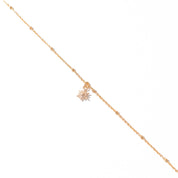 Chaîne de cheville dorée Priya avec pendentif soleil - Bijou photographié sur fond blanc