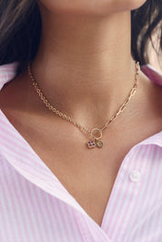 Pendentif fleur pervenche rose aux pétales rondes doré serti de zircons - Bijou porté