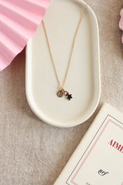 Pendentif doré petit garçon - Bijou photographié dans une coupole blanche