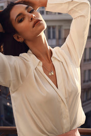 Pendentif initiale en argent petite fille - Bijou porté