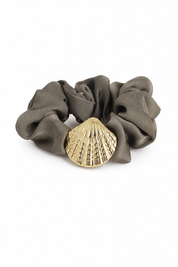 Elastique chouchou coquillage effet satiné orné d'un coquillage doré - Accessoire sur fond blanc