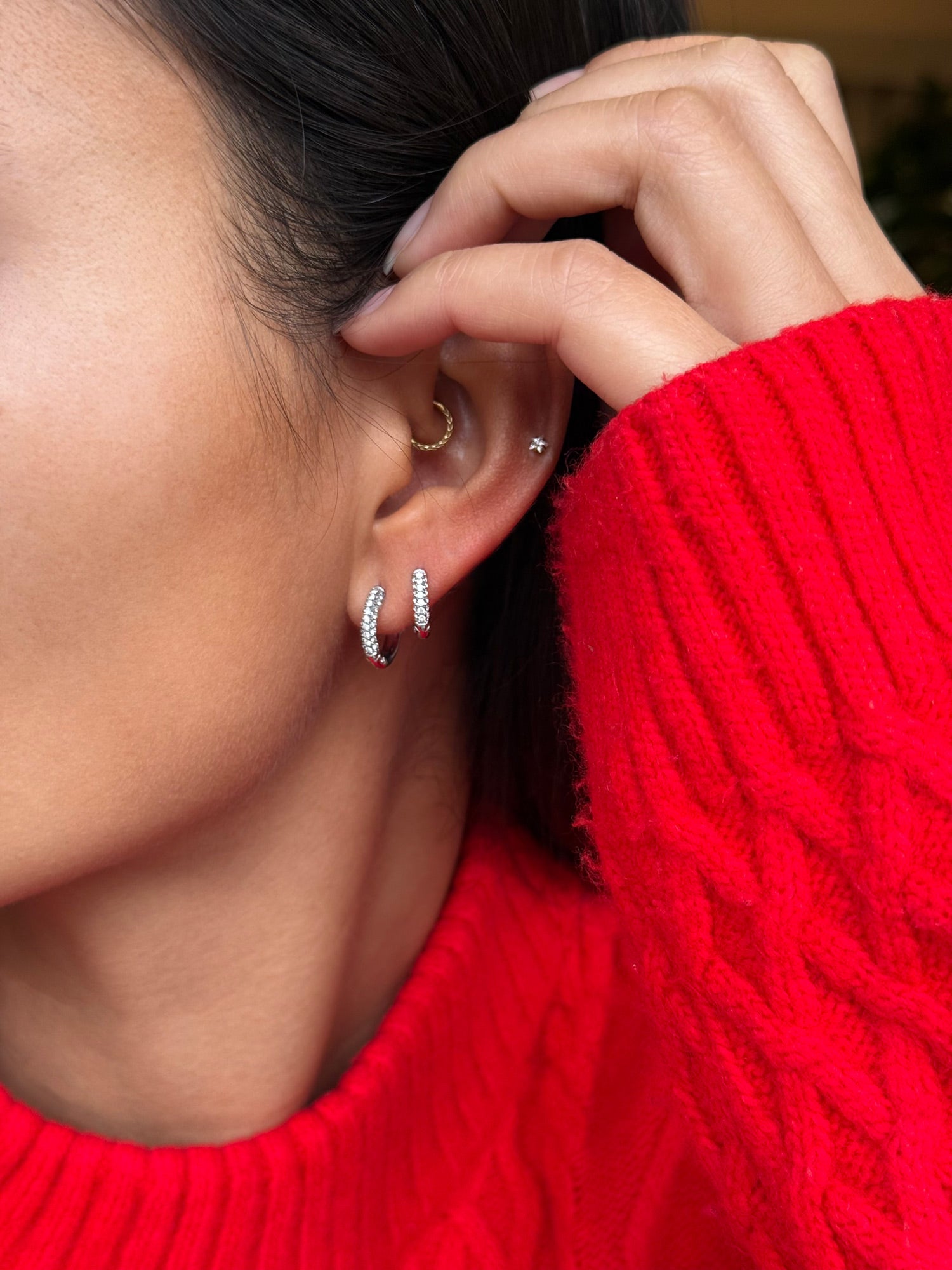 Coffret de parure de bijoux Divine contenant deux paires de mini créoles argentées ornées de zircons - Bijoux portés