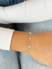 Coffret de parure Dolce comprenant un collier et un bracelet argentés, ornés de petites fleurs serties de zircons - Bijoux portés