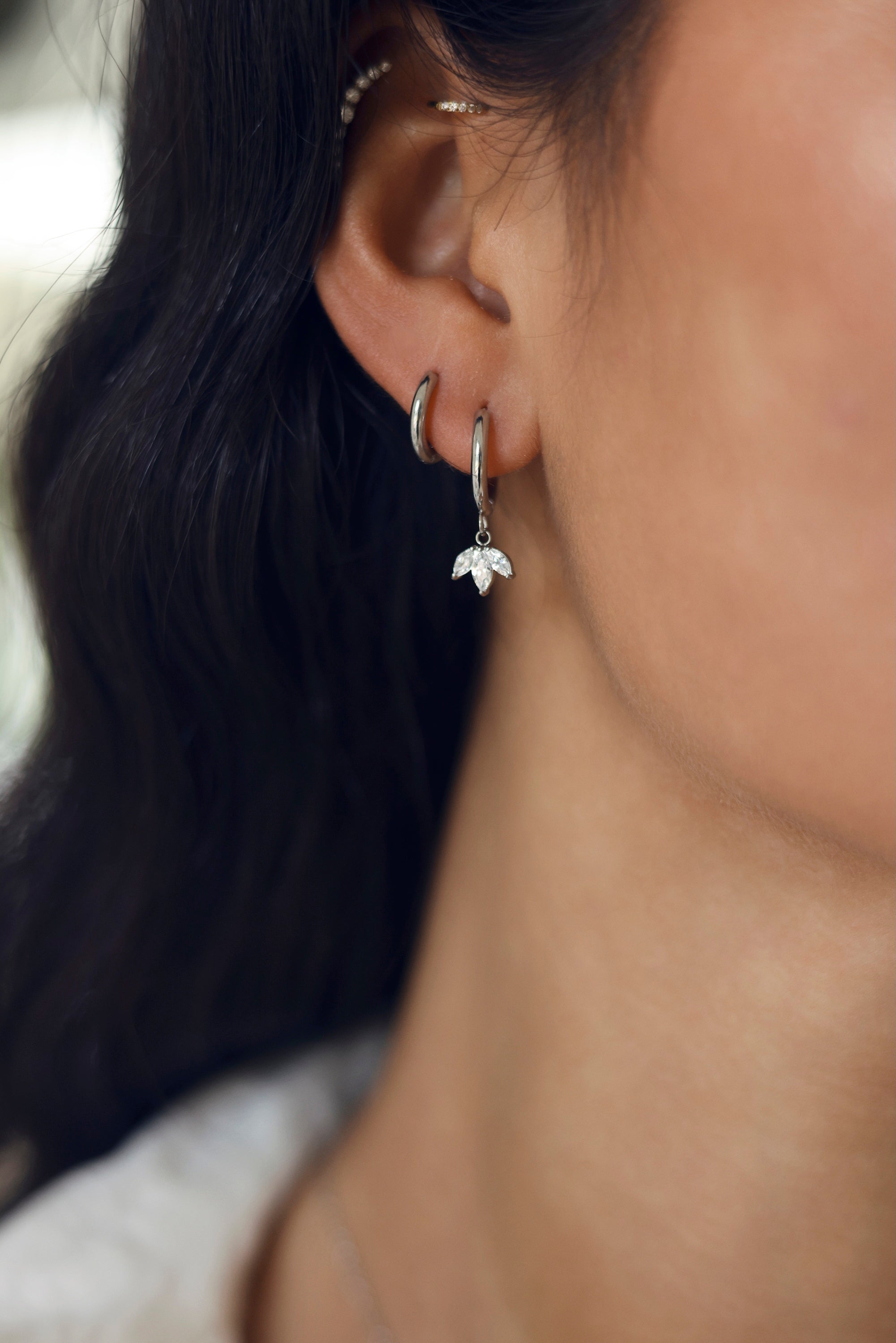 Coffret de parure de bijoux Mirage comprenant une paire de mini créoles argentées ornées d’un pendentif pétales serti de zircons ainsi qu’une paire de créoles simples - Bijoux portés