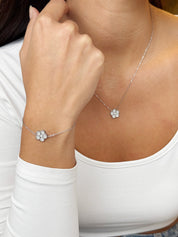 Coffret de parure Shine comprenant un collier et un bracelet argentés, ornés d’une fleur sertie de zircons - Bijoux portés