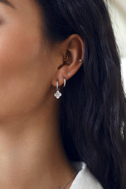 Coffret de parure de bijoux Shore comprenant une paire de mini créoles argentées ornées d’une fleur sertie de zircons ainsi qu’une paire de créoles simples - Bijoux portés