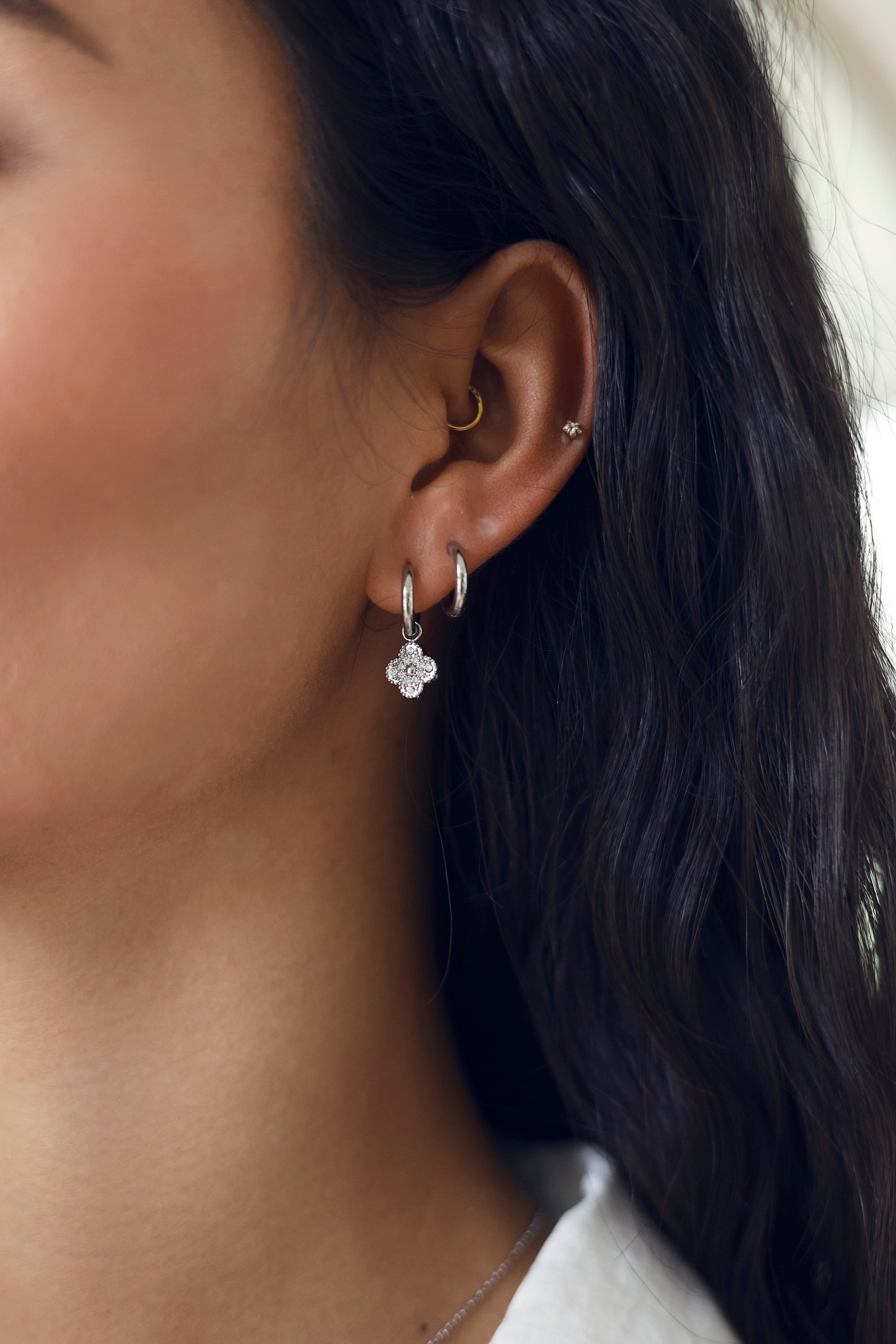 Coffret de parure de bijoux Shore comprenant une paire de mini créoles argentées ornées d’une fleur sertie de zircons ainsi qu’une paire de créoles simples - Bijoux portés