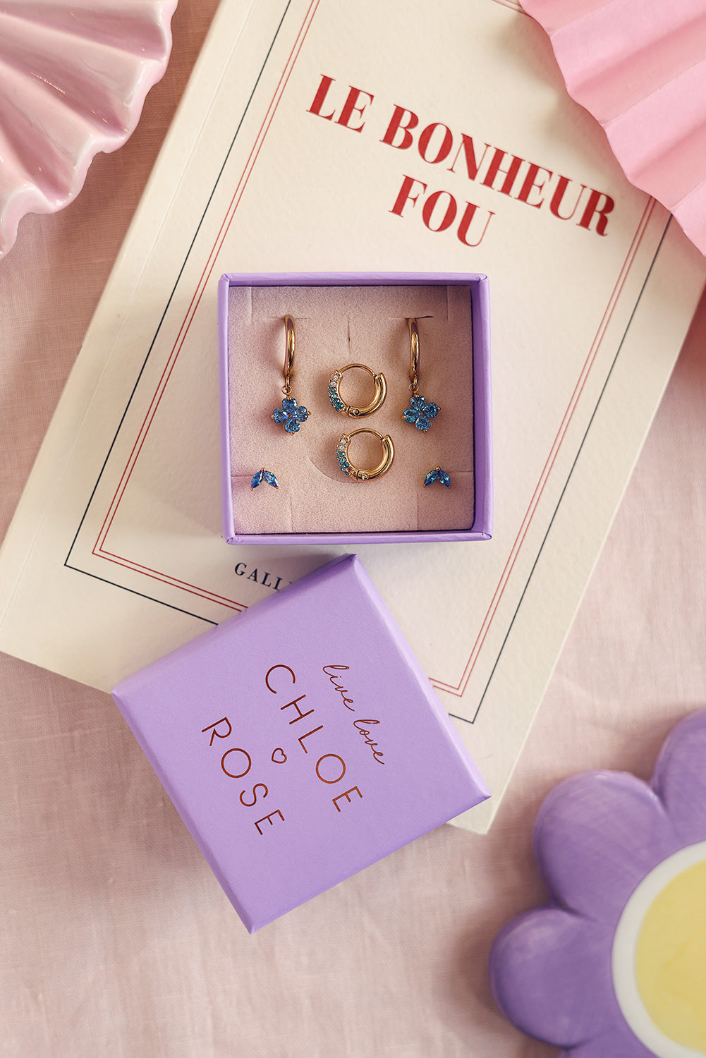 Coffret de parure de bijoux Sonia bleu comprenant deux paires de mini créoles dorées ornées de zircons et une paire de puces assorties - Bijoux présentés dans sa boites Chloé Rose