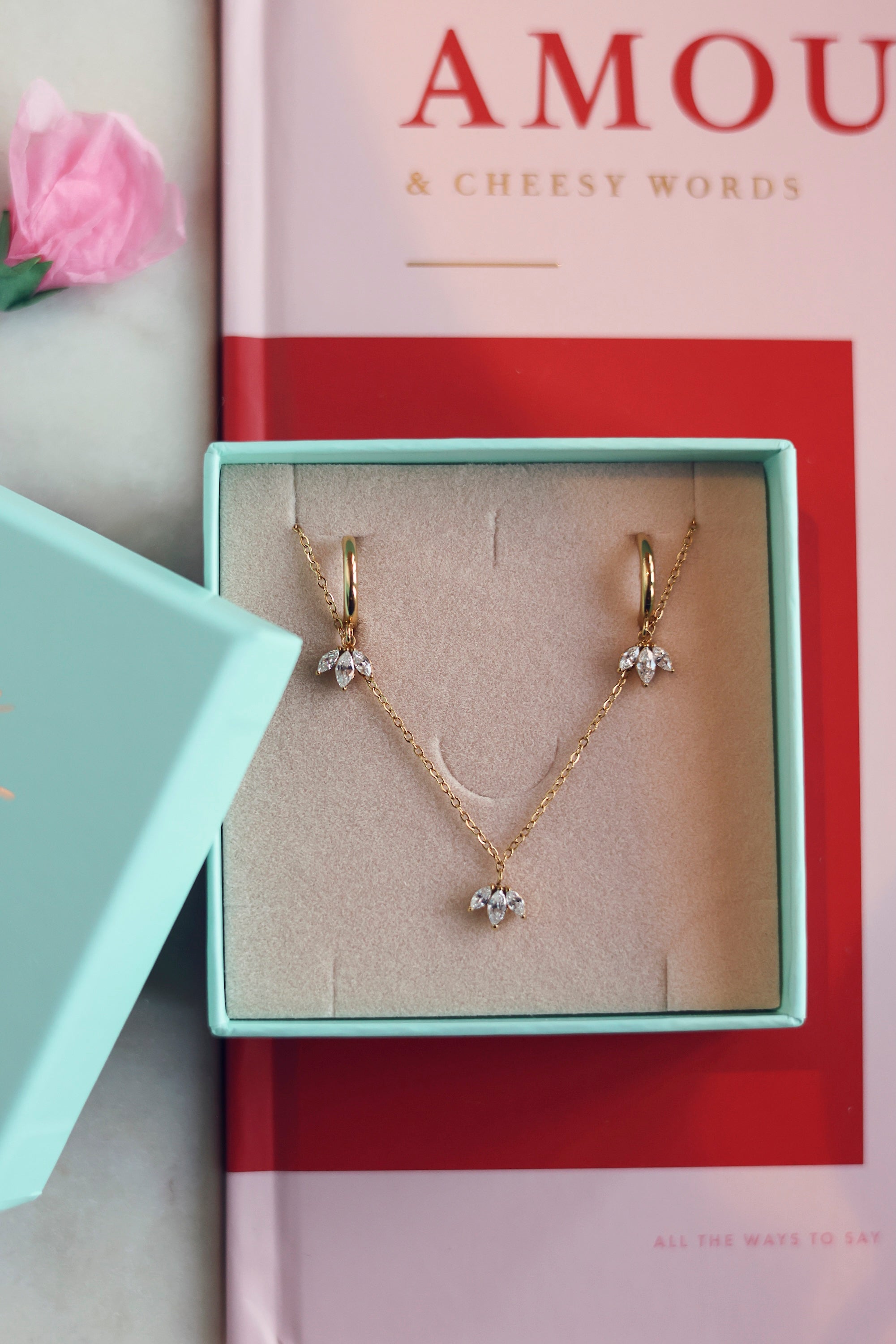 Coffret de parure de bijoux Janah contenant un collier et une paire de créoles, ornés de pendentifs sertis de zircons - Bijoux photographiés dans leur écrin