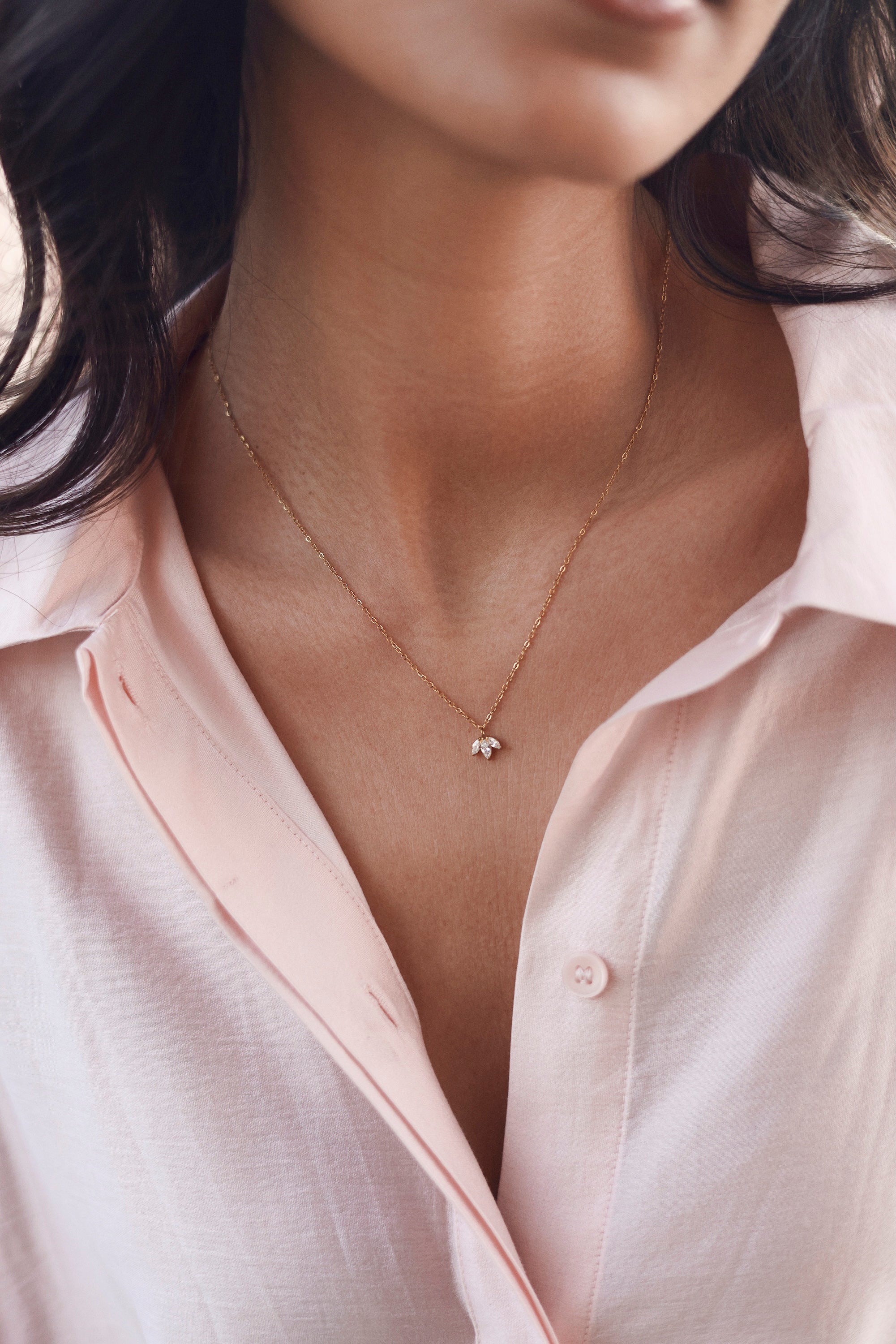 Coffret de parure de bijoux Janah contenant un collier et une paire de créoles, ornés de pendentifs sertis de zircons - Bijoux portés
