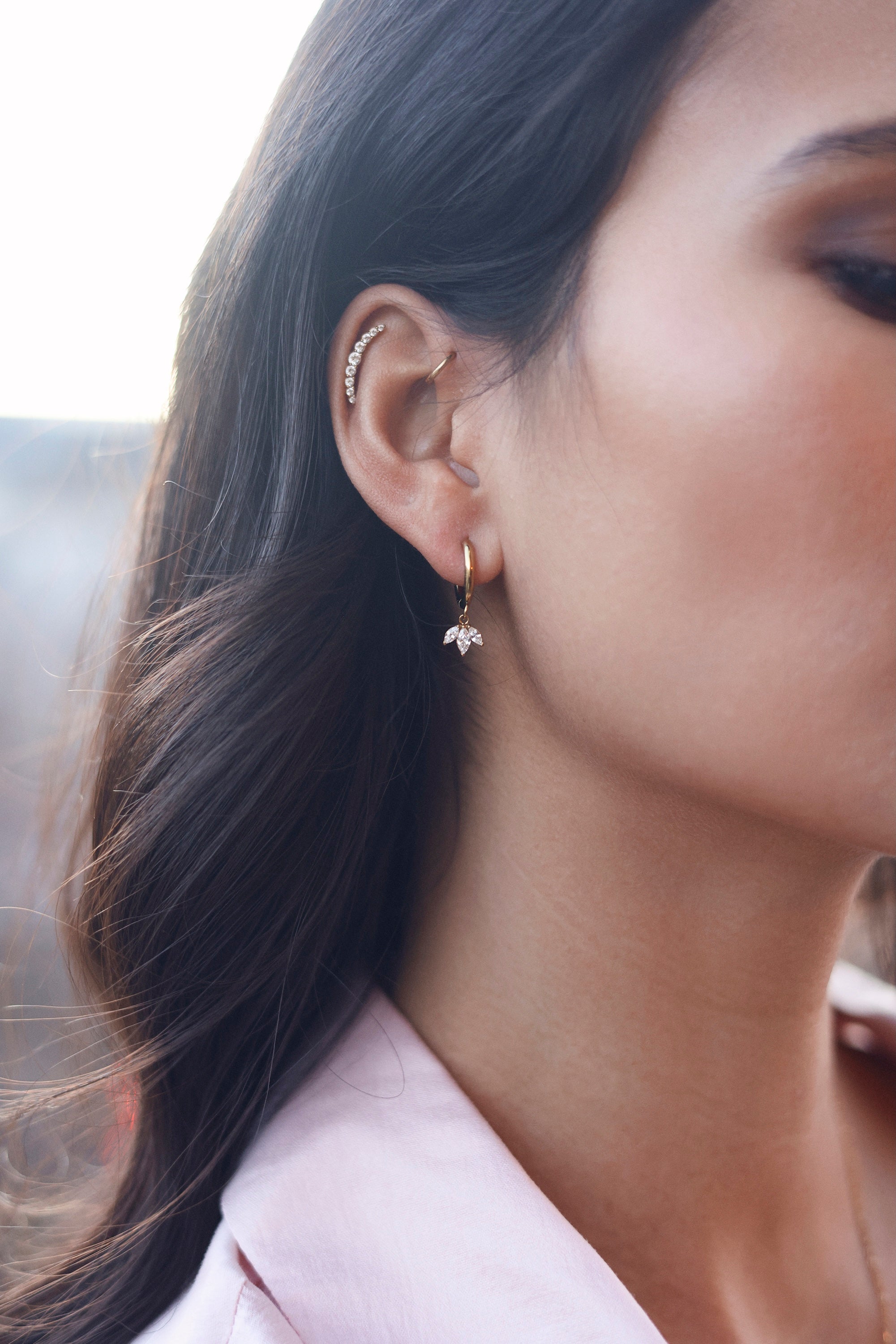 Coffret de parure de bijoux Janah contenant un collier et une paire de créoles, ornés de pendentifs sertis de zircons - Bijoux portés