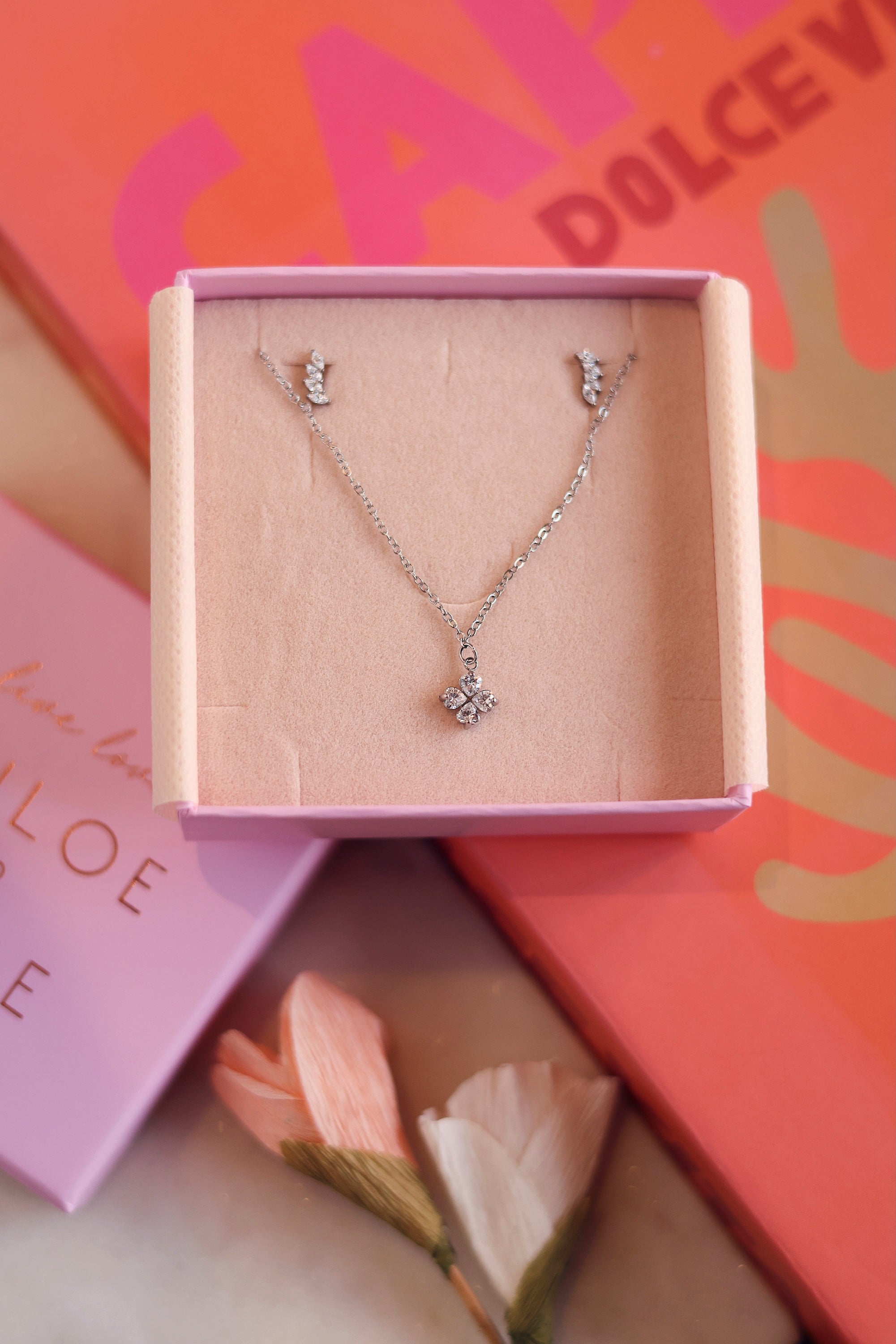 Coffret de parure de bijoux Blossom contenant un collier et une paire de boucles, ornés de zircons - Bijoux photographiés dans leur écrin