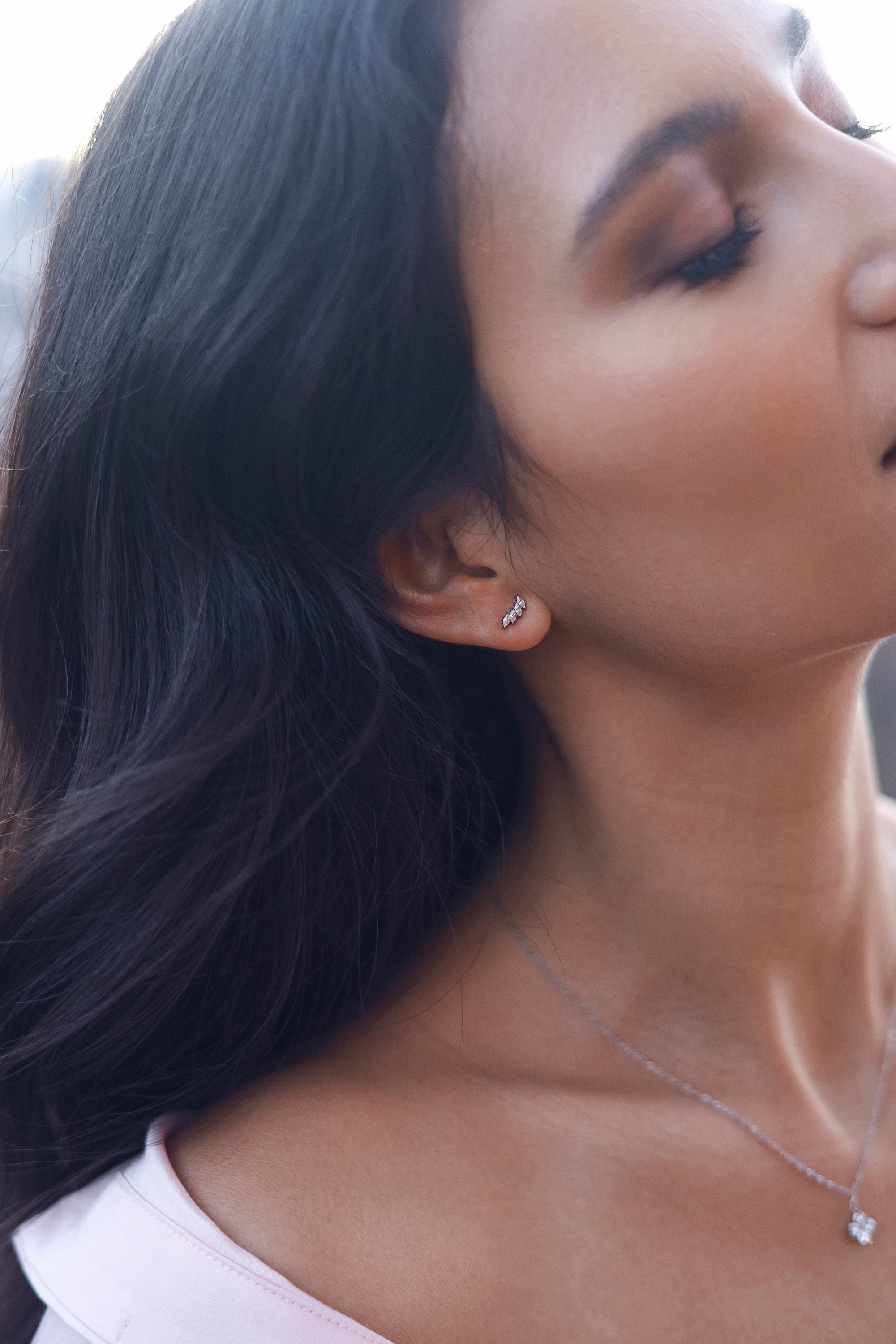 Coffret de parure de bijoux Blossom contenant un collier et une paire de boucles, ornés de zircons - Bijoux portés