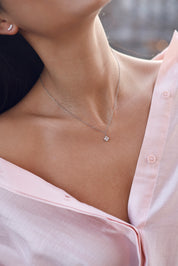 Coffret de parure de bijoux Blossom contenant un collier et une paire de boucles, ornés de zircons - Bijoux portés