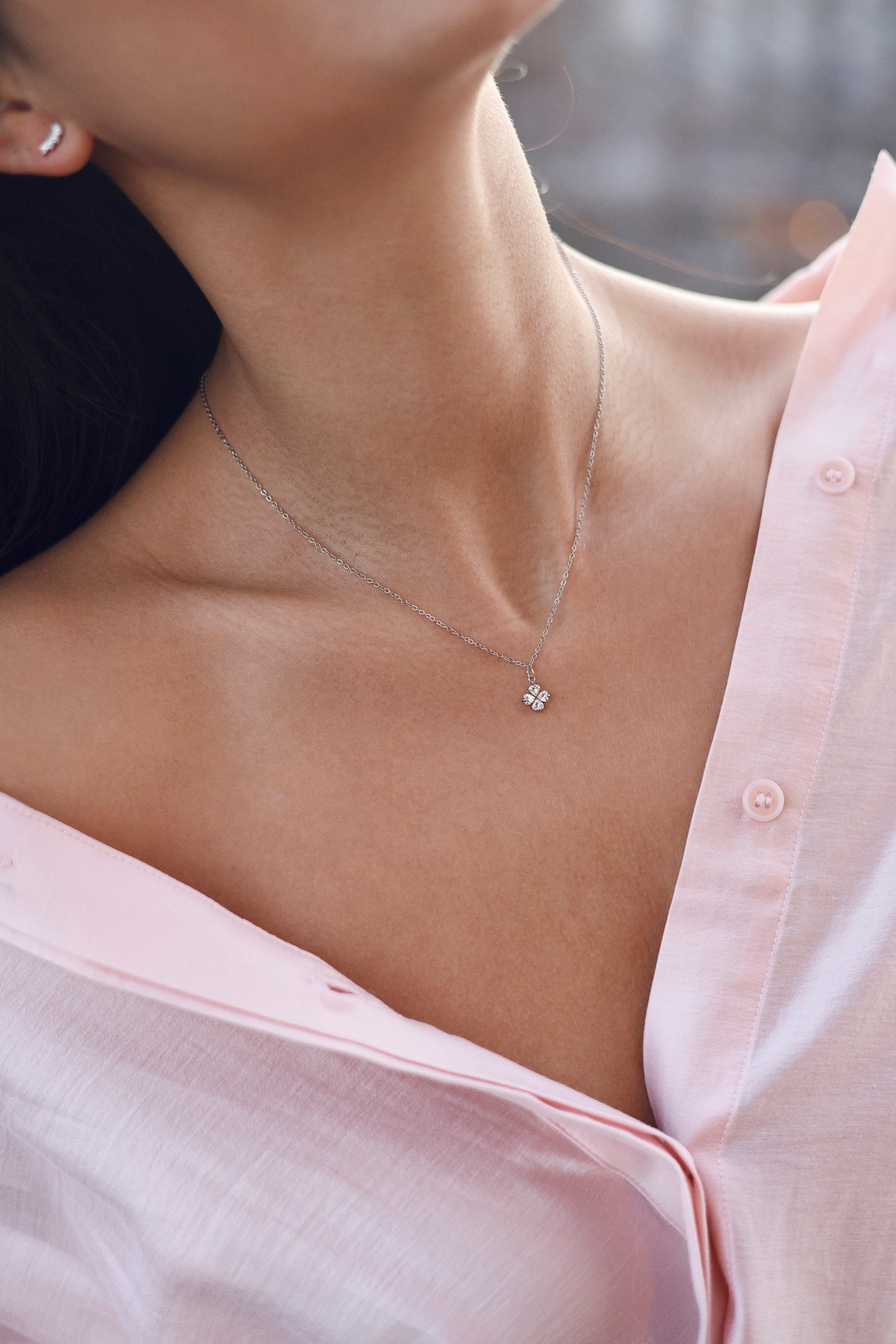 Coffret de parure de bijoux Blossom contenant un collier et une paire de boucles, ornés de zircons - Bijoux portés
