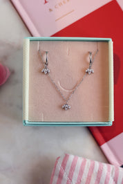 Coffret de parure de bijoux argentés Janah contenant un collier et une paire de créoles, ornés de pendentifs sertis de zircons - Bijoux photographiés dans leur écrin