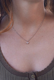 Coffret de parure de bijoux argentés Janah contenant un collier et une paire de créoles, ornés de pendentifs sertis de zircons - Bijoux portés