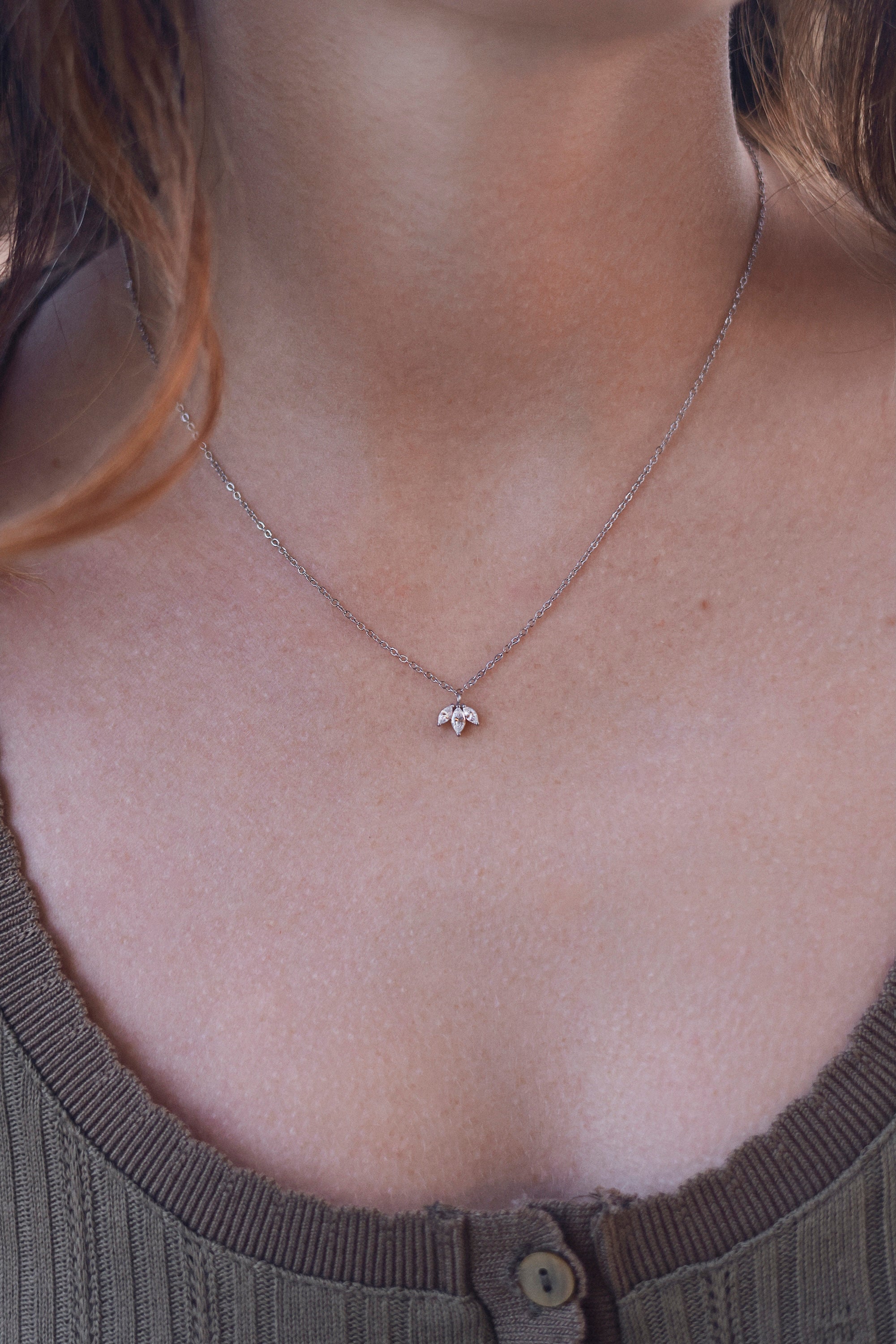 Coffret de parure de bijoux argentés Janah contenant un collier et une paire de créoles, ornés de pendentifs sertis de zircons - Bijoux portés