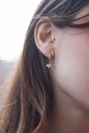 Coffret de parure de bijoux argentés Janah contenant un collier et une paire de créoles, ornés de pendentifs sertis de zircons - Bijoux portés