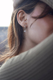 Coffret de parure de bijoux argentés Janah contenant un collier et une paire de créoles, ornés de pendentifs sertis de zircons - Bijoux portés