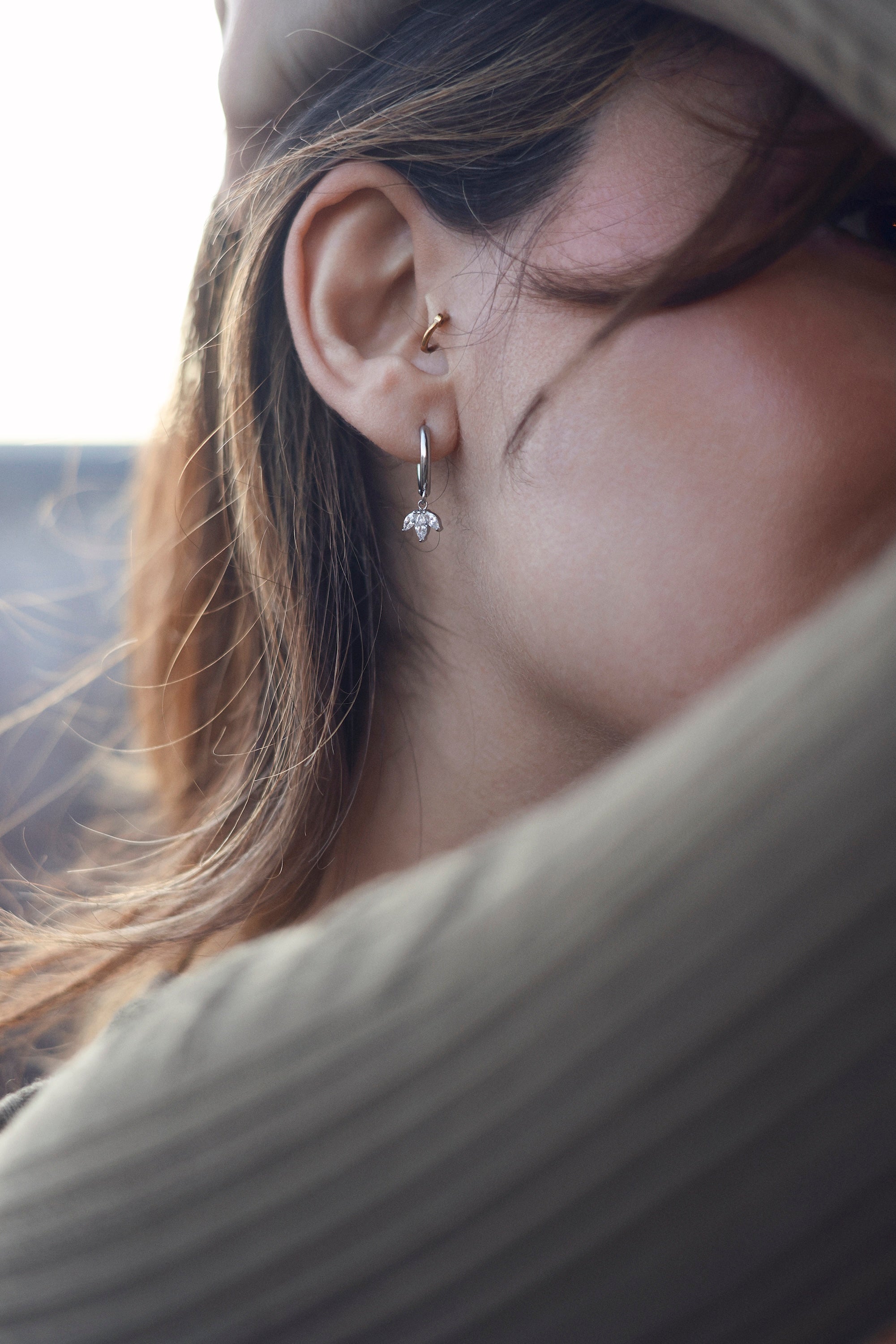 Coffret de parure de bijoux argentés Janah contenant un collier et une paire de créoles, ornés de pendentifs sertis de zircons - Bijoux portés