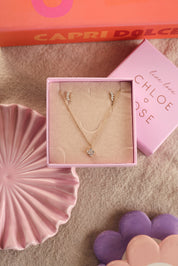 Coffret de parure de bijoux Blossom contenant un collier et une paire de boucles, ornés de zircons - Bijoux photographiés dans leur écrin