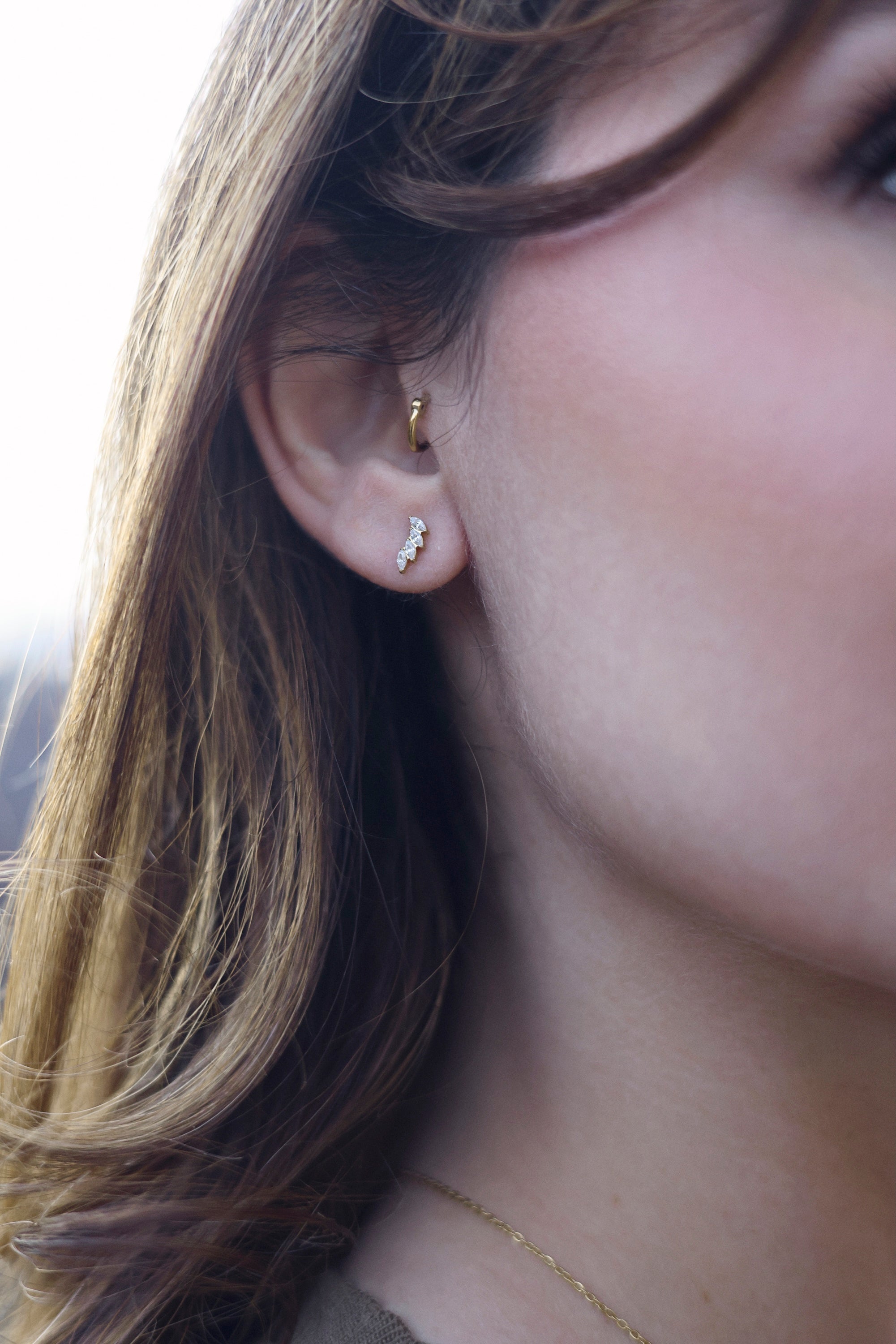 Coffret de parure de bijoux Blossom contenant un collier et une paire de boucles, ornés de zircons - Bijoux portés