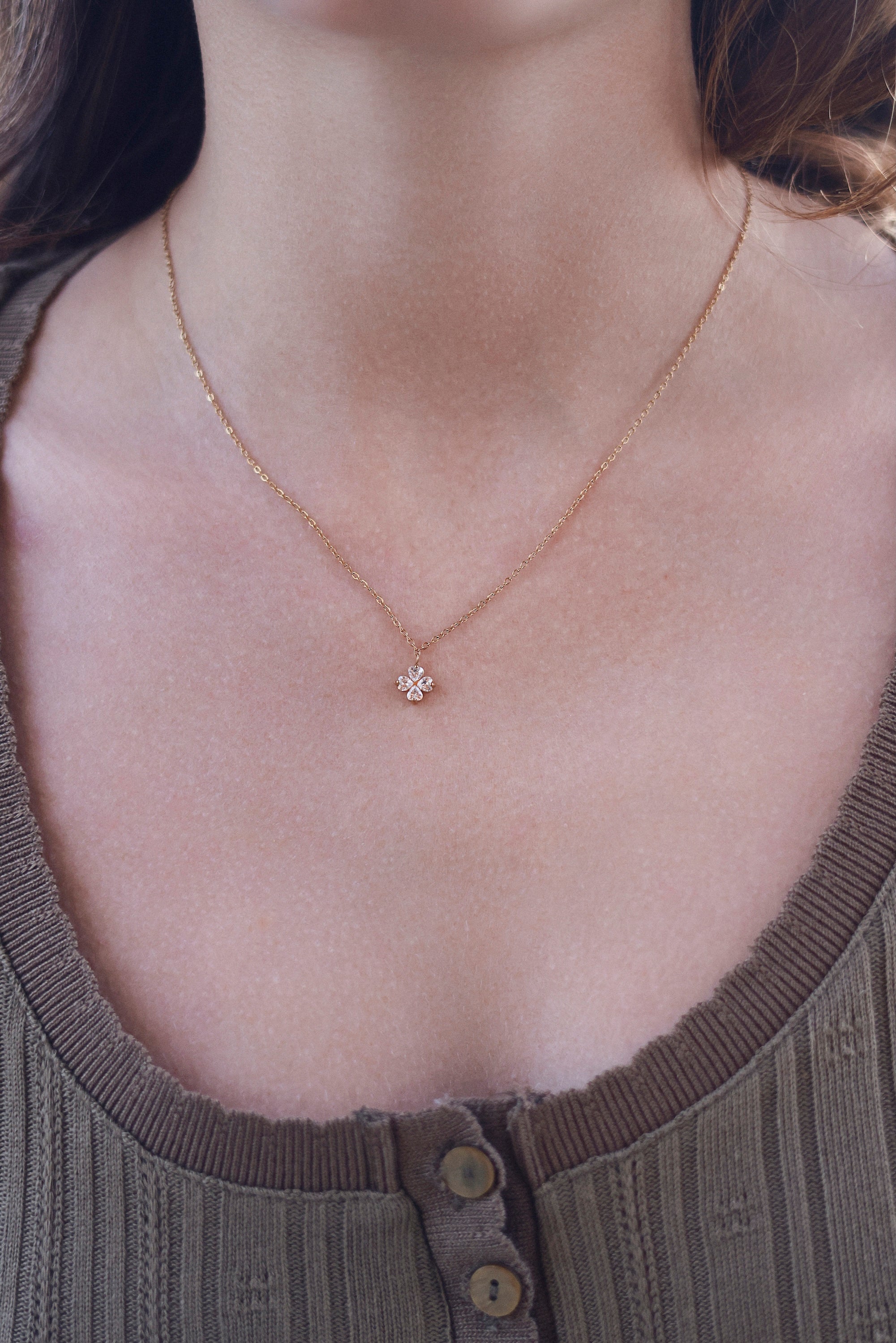 Coffret de parure de bijoux Blossom contenant un collier et une paire de boucles, ornés de zircons - Bijoux portés
