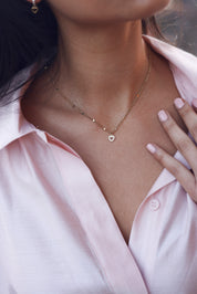 Coffret de parure de bijoux Heaven contenant un collier et une paire de créoles, ornés de pendentifs en forme de coeur - Bijoux portés