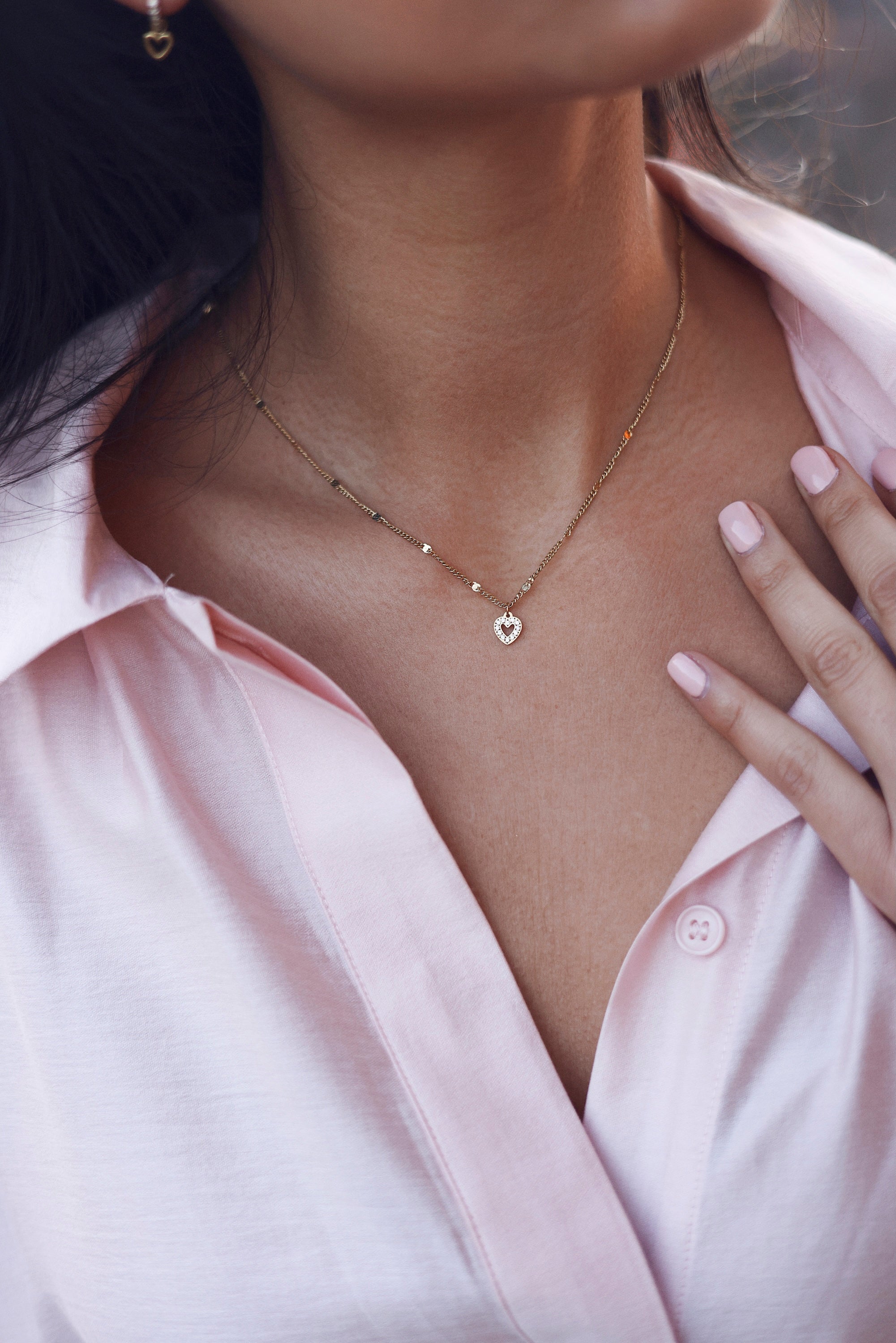 Coffret de parure de bijoux Heaven contenant un collier et une paire de créoles, ornés de pendentifs en forme de coeur - Bijoux portés