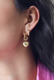 Coffret de parure de bijoux Balmy comprenant une paire de mini créoles dorées ornées d’un cœur strié ainsi qu’une paire de créoles simples - Bijoux portés